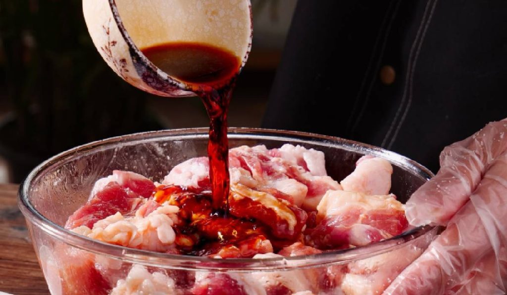 Marinada de carne refolosită: Riscuri ascunse sau economie inteligentă