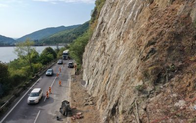 Valea Oltului: Noi bolovani cad pe șosea, mașini lovite. Teroare