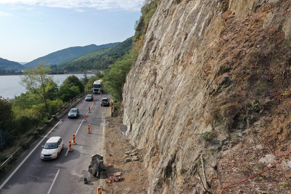 Valea Oltului: Noi bolovani cad pe șosea, mașini lovite. Teroare