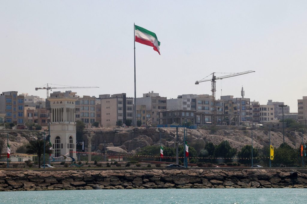 Proiectile lovesc insula Qeshm, în Strâmtoarea Ormuz