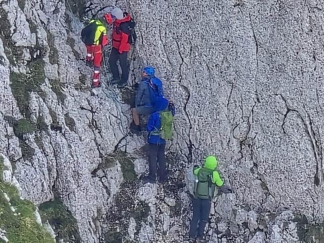 Salvamontiști, șapte ore pe Piatra Craiului: turiști salvați fără echipament