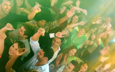Tinerii au un nou mod de a se distra: rugăciunea i-a înlocuit pe DJ