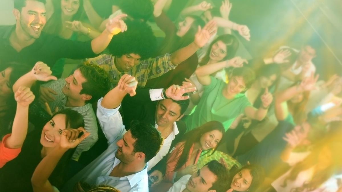Tinerii au un nou mod de a se distra: rugăciunea i-a înlocuit pe DJ