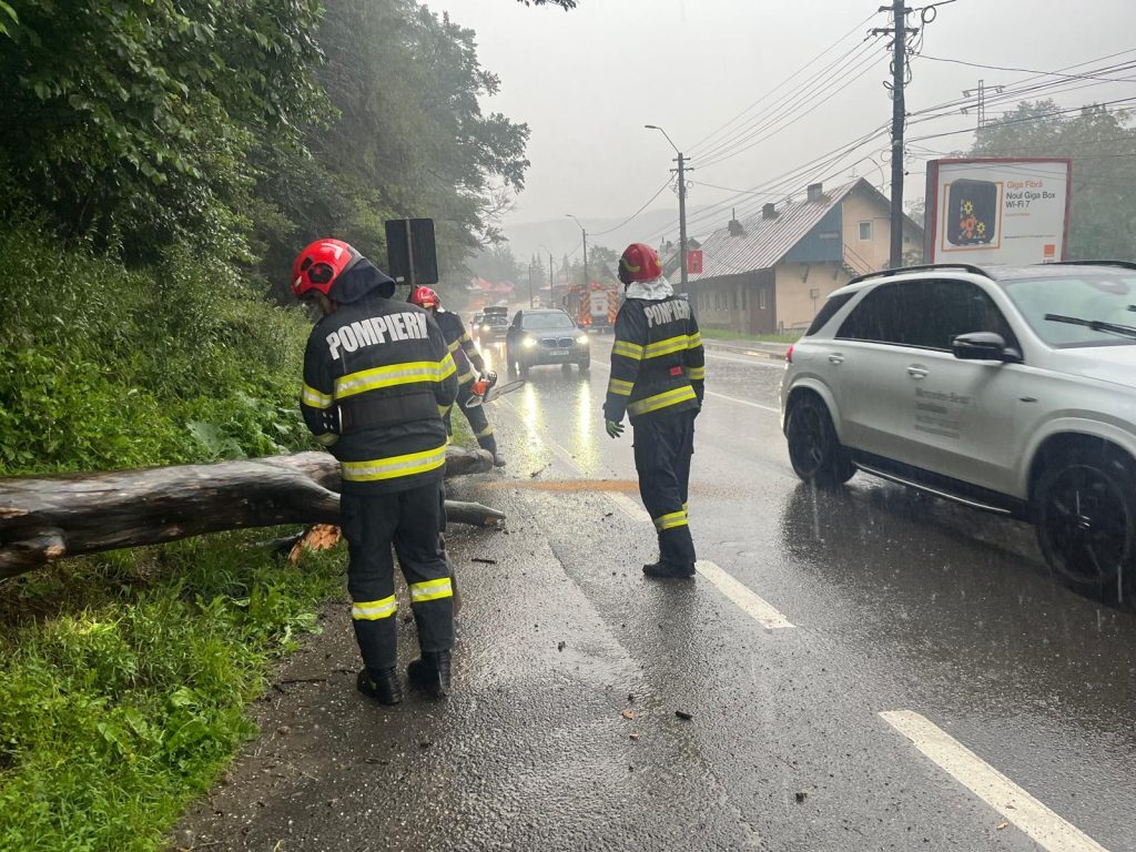 Inundații devastatoare în 16 județe, autoritățile intervin