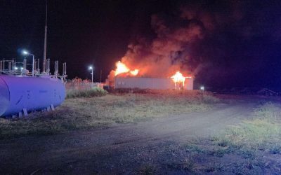 Incendiu la Stâlpu: Flăcări uriașe la hala de baterii electrice din Buzău
