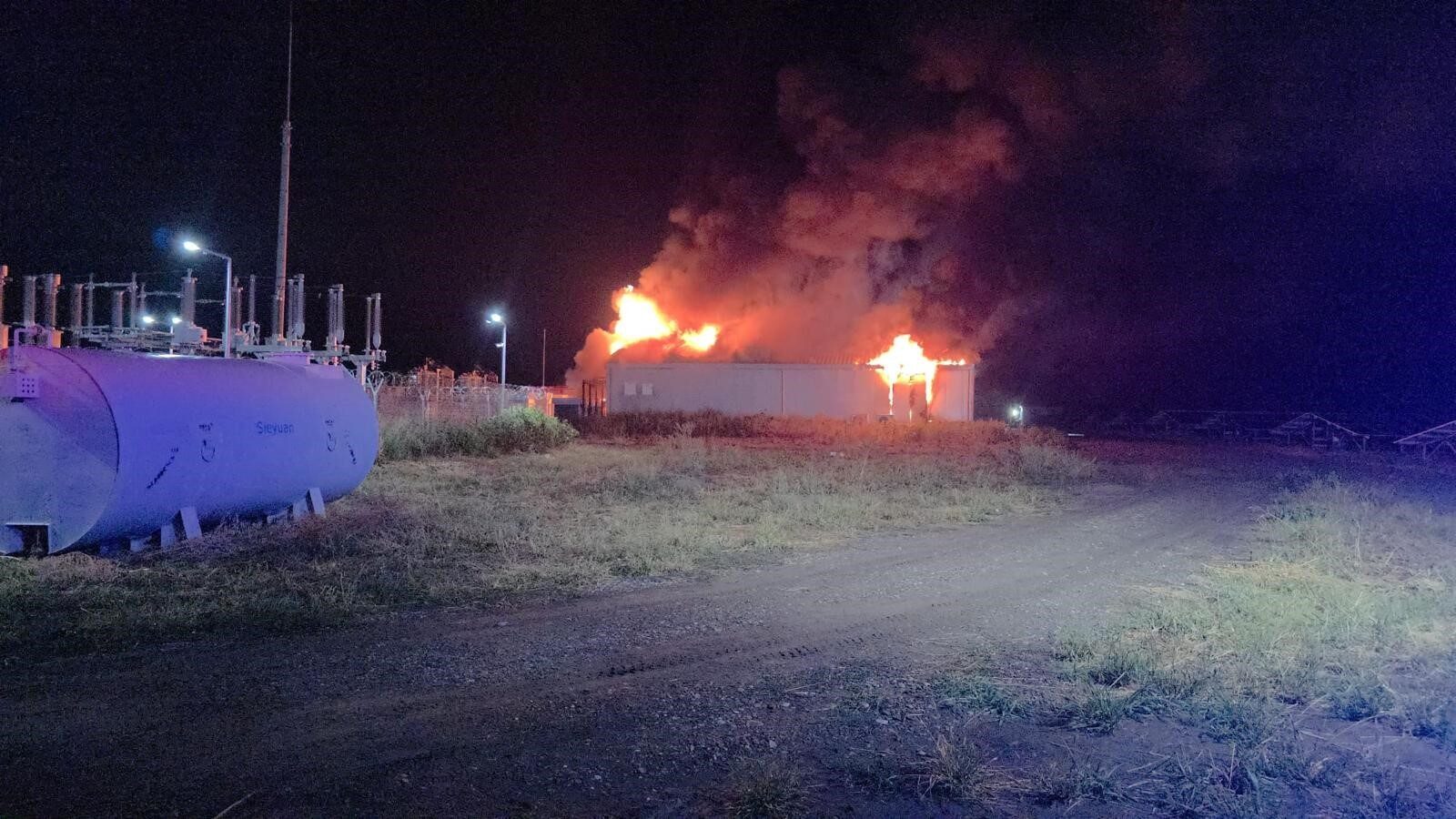 Incendiu la Stâlpu: Flăcări uriașe la hala de baterii electrice din Buzău