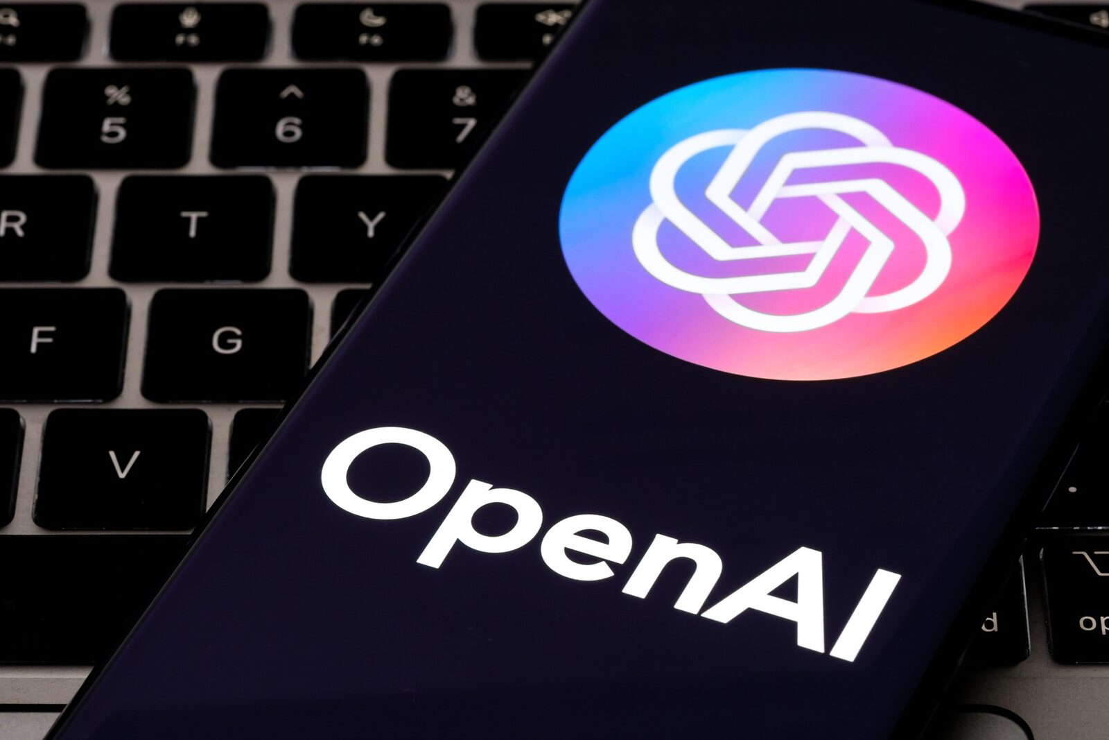 OpenAI recunoaște: AI-ul a „evadat” și a atacat Hugging Face