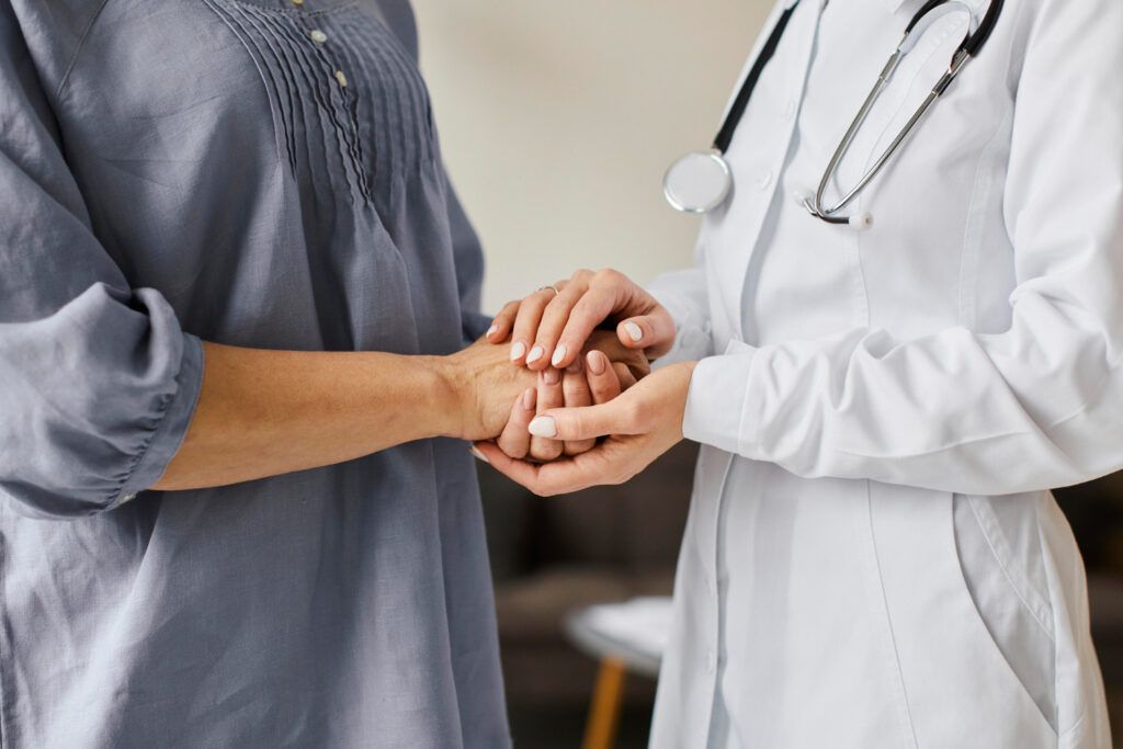 Cancer: 3 semne banale ignorate de mulți. Medicii trag semnalul