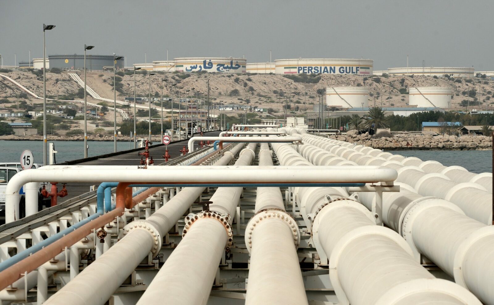 Petrolul scump: Tensiuni în Strâmtoarea Ormuz țin piept pieței