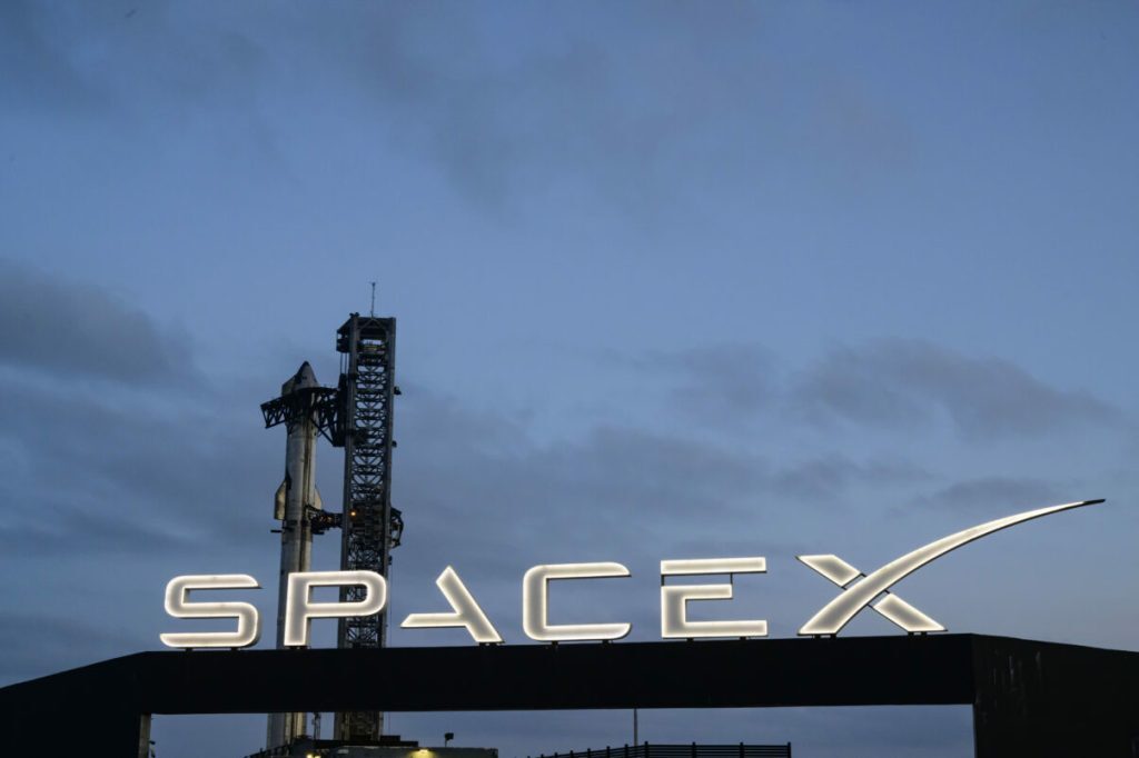 Musk: Luna, fabrică de sateliți SpaceX