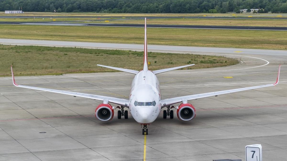 De ce avioanele sunt albe: Explicația econimică neștiută