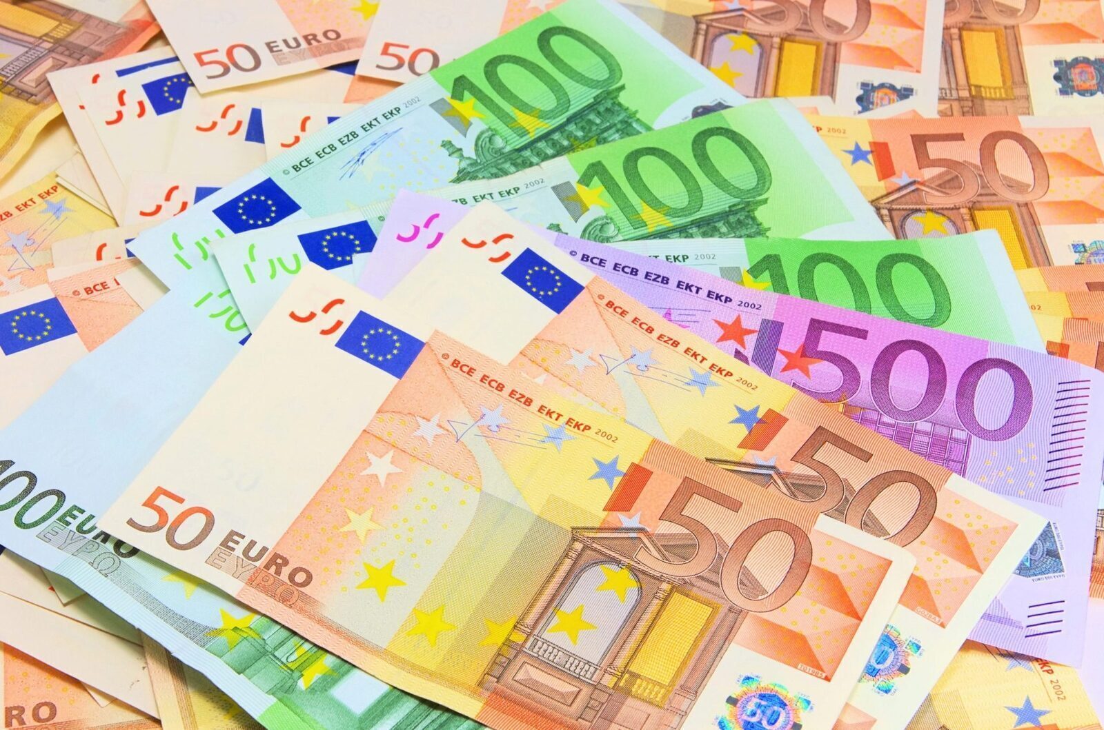Europenii pun mâna pe cash: Bani vechi în Era plății cu telefonul