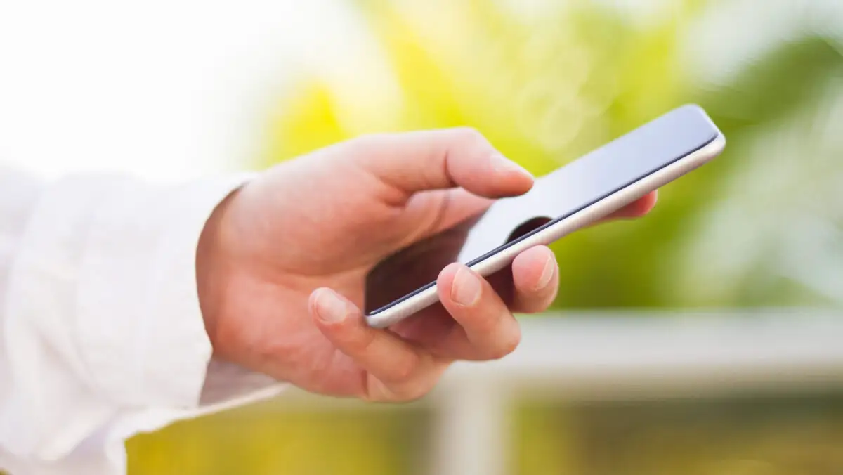 Telefonul personal la muncă: Angajatorul te obligă