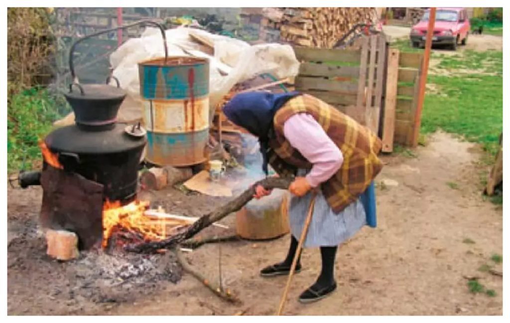 Cazanul cu țuică fierbe, mămăliga stă cuminte
