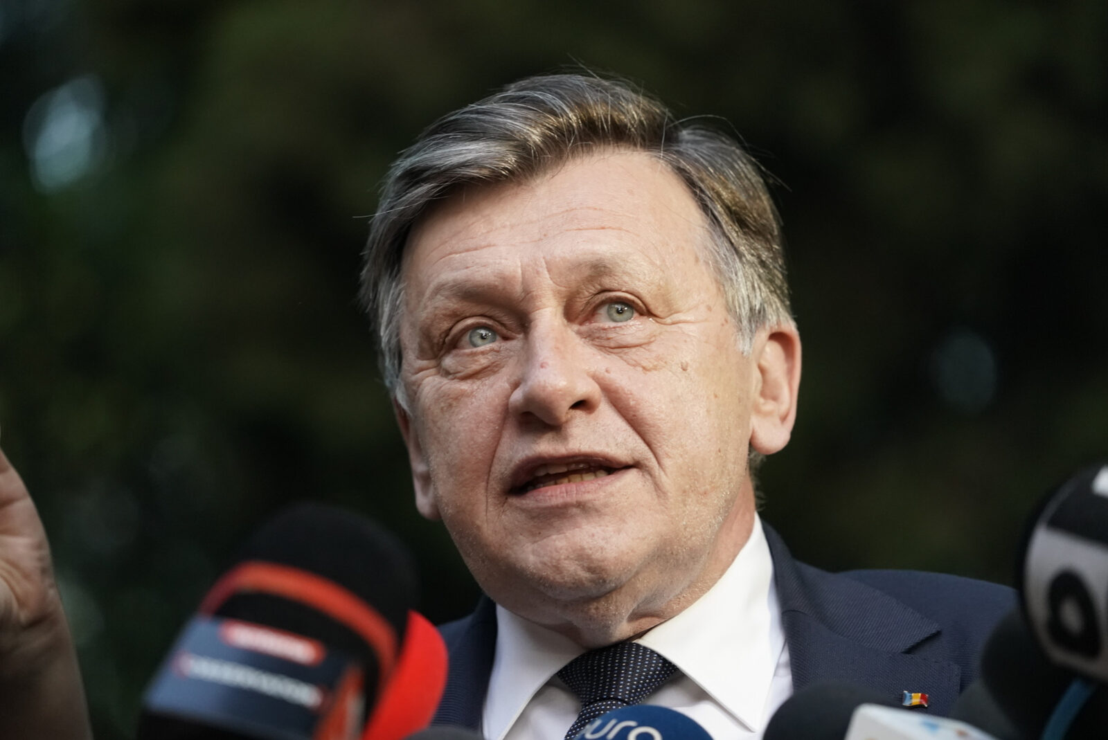 Crin Antonescu îl atacă pe Nicușor Dan în plină criză