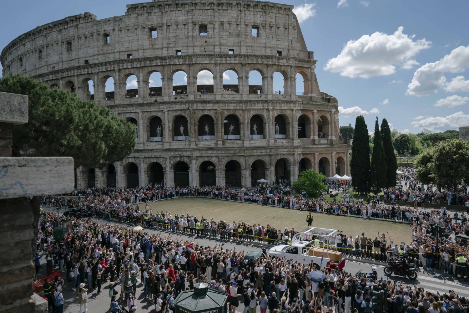 Colosseumul, luminat! Tururi nocturne prelungite la Roma