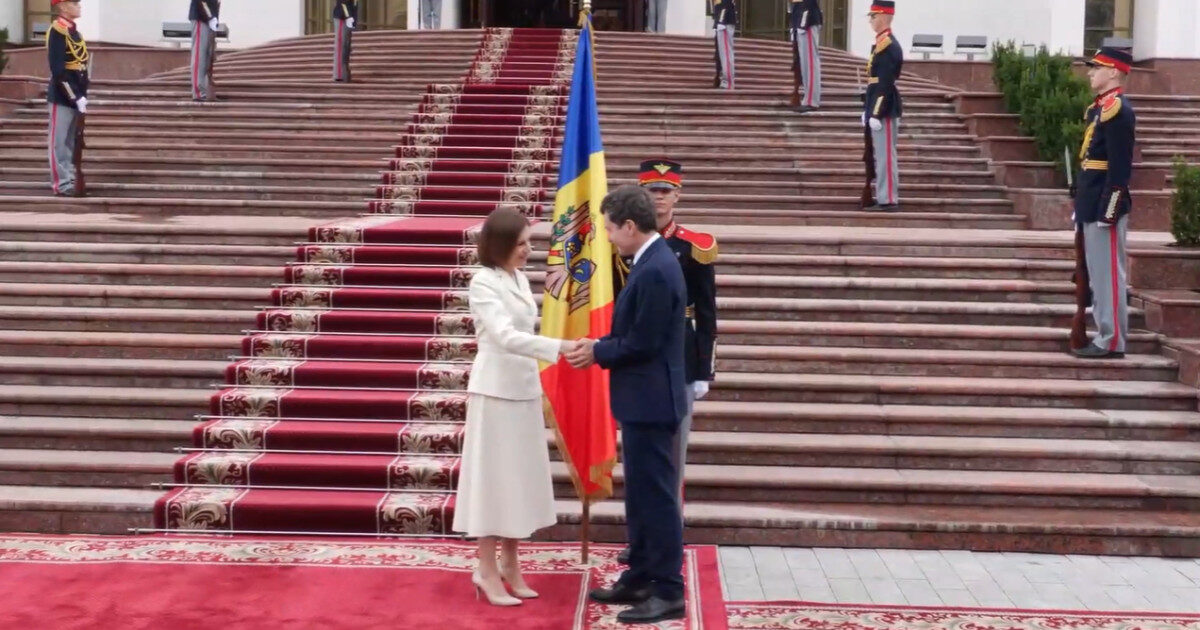 Nicușor Dan, la parada Sandu. Moldova, 35 de ani independență