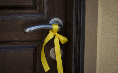 Panglica galbenă la ușă: Ce mesaj ascund proprietarii