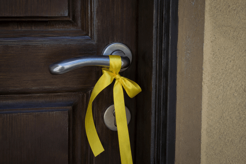 Panglica galbenă la ușă: Ce mesaj ascund proprietarii