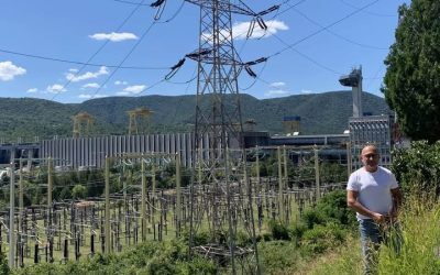 România: Energie ieftină exportată, curent scump importat
