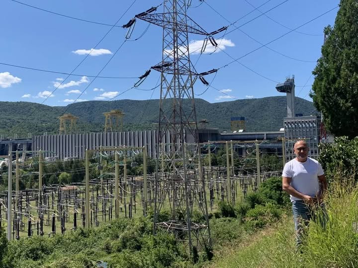 România: Energie ieftină exportată, curent scump importat