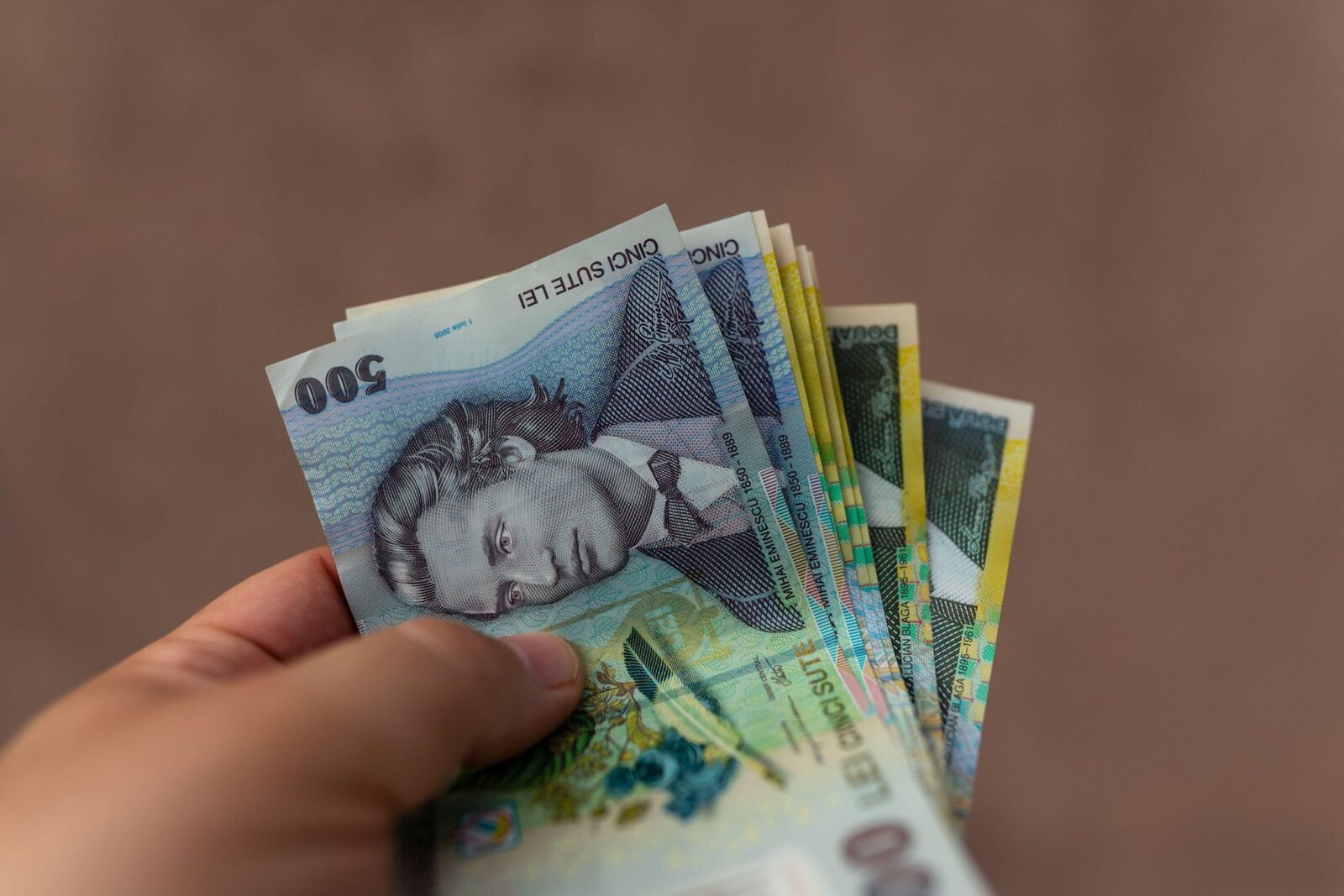 Bani cash peste graniță: Ce poți lua în vamă cu tine și familia