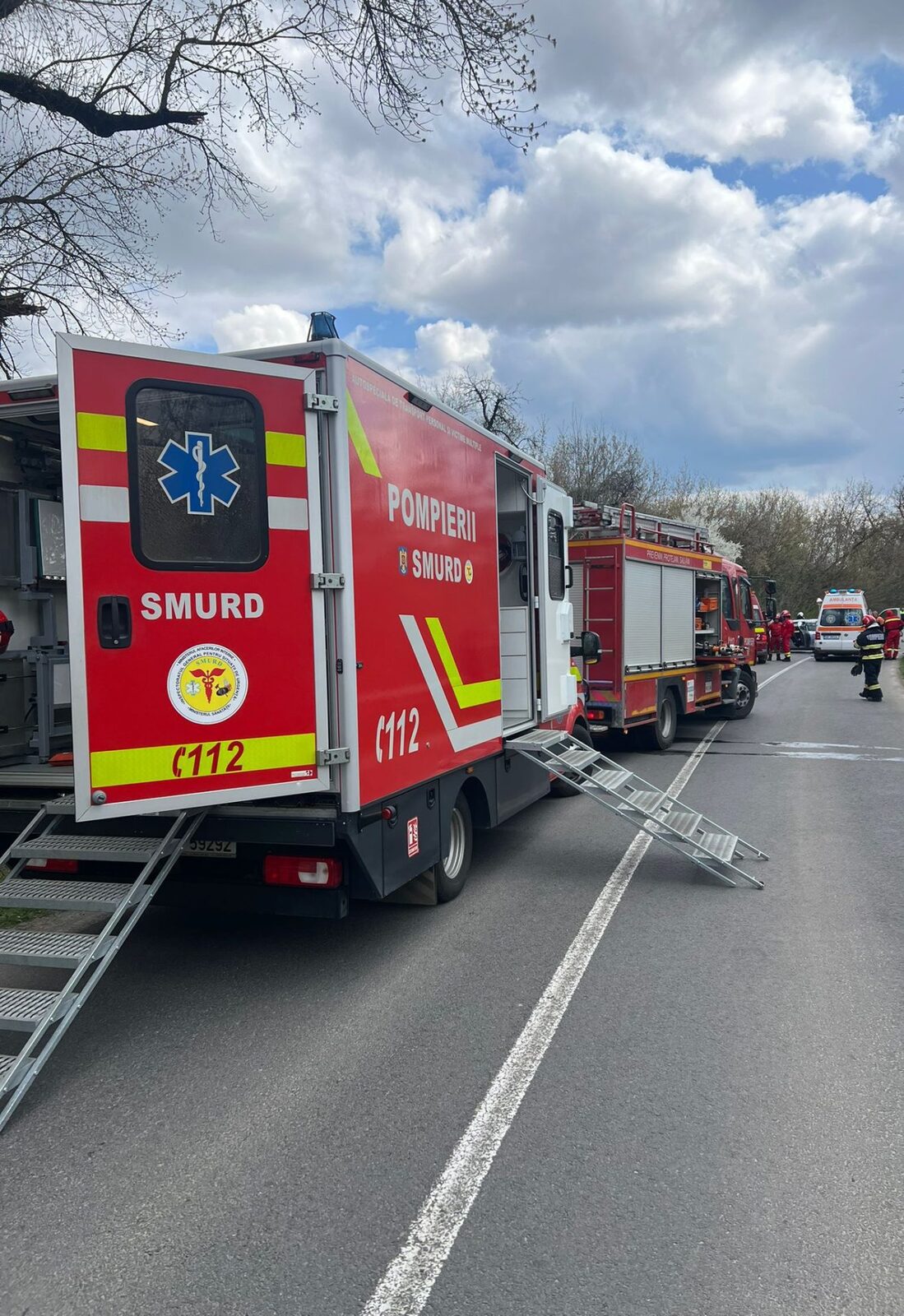 Alba: Accident cumplit pe DN 67C, 4 răniți, 3 blocați în mașini