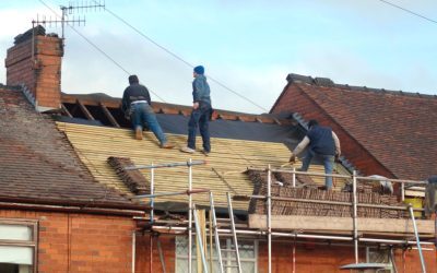 Înșelăciune imobiliară: „Meșteri” scumpuți cu case fără acoperiș, trimiși în judecată