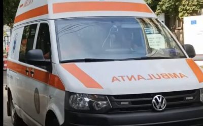 Cluj: Tinerei, reținuți după ce au atacat cu bâte o ambulanță