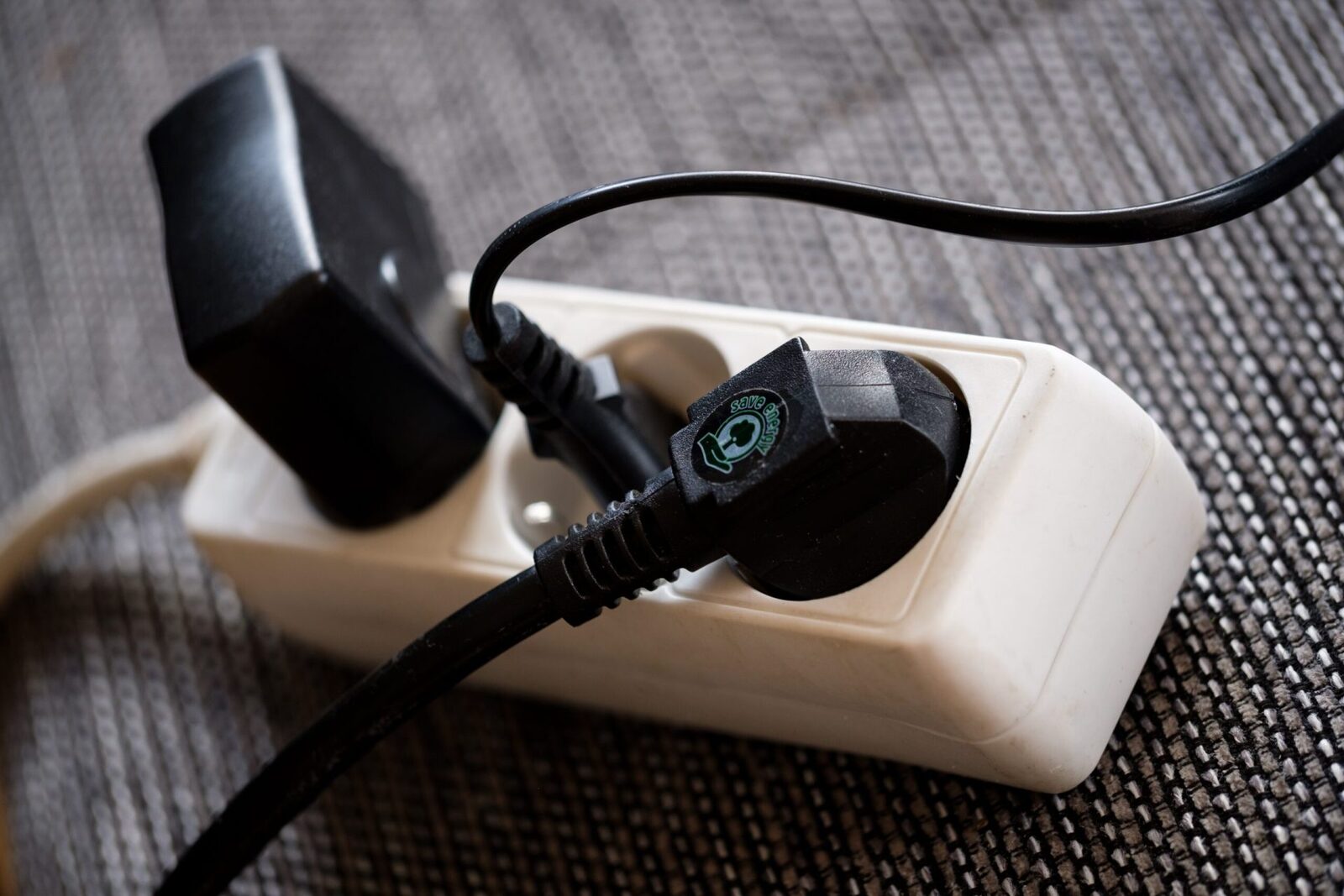 Curentul electric: Aparatele pe care NU trebuie să le scoți din priză