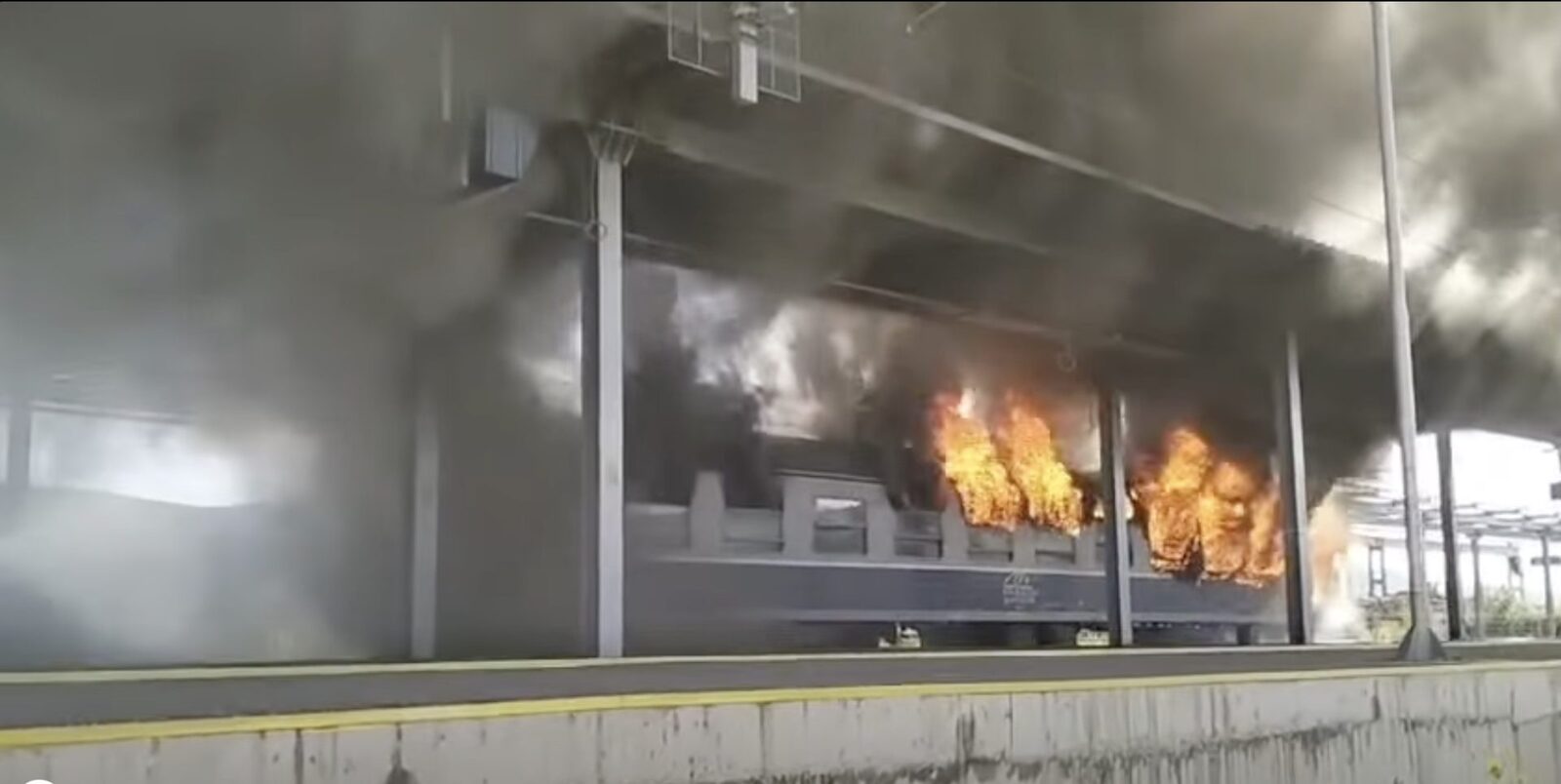 Incendiu la Regio 2030: Patru trenuri de călători, blocate