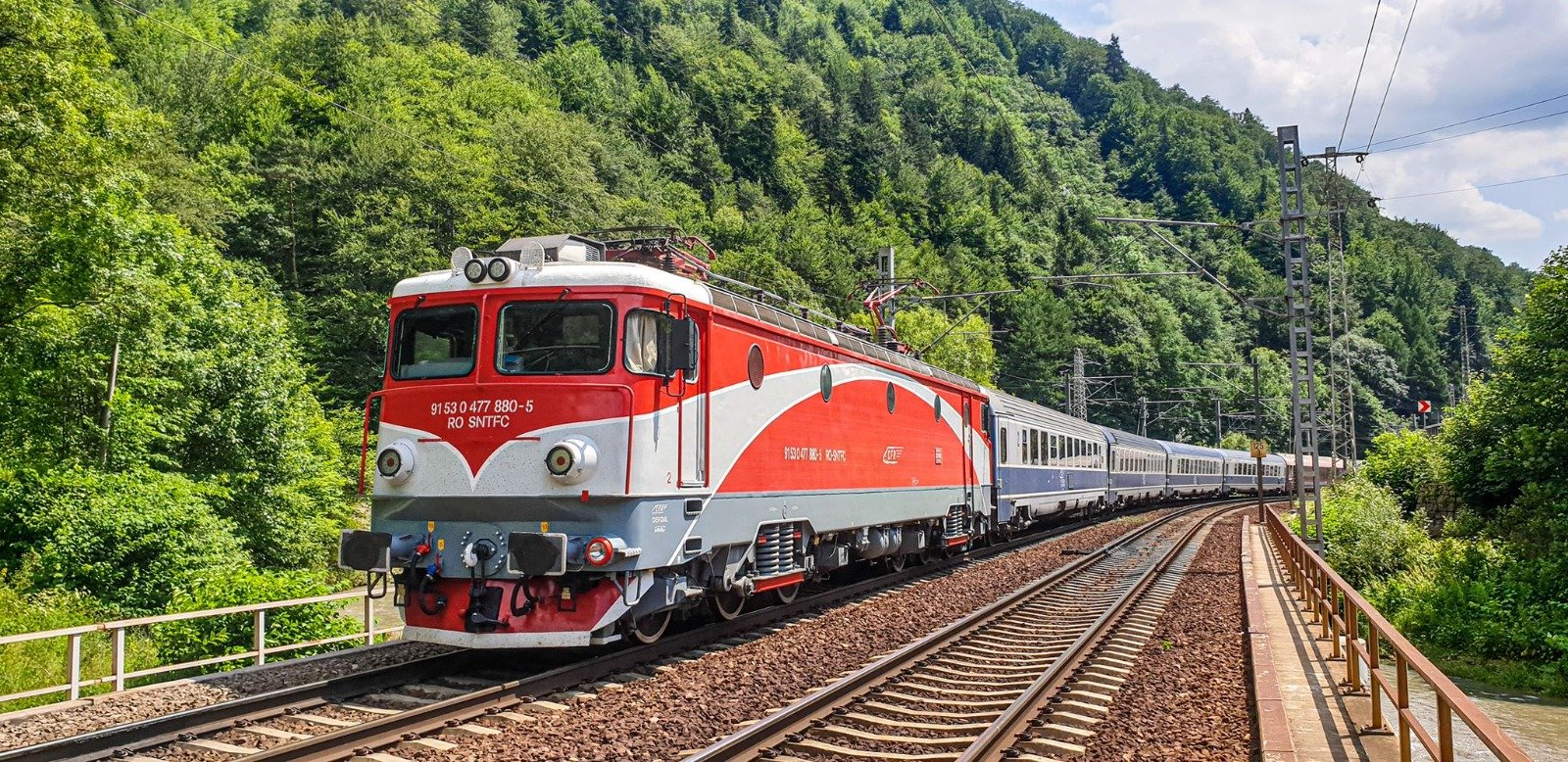 Locomotive diesel pe linia electrificată Cluj-Oradea: Banii PNRR, în pericol