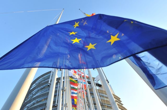 Serviciile, în cădere liberă în România, Ungaria și Danemarca