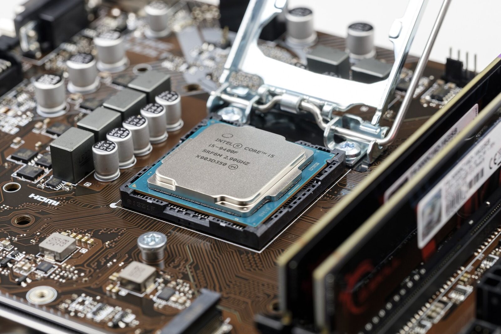 Intel vinde acțiuni de 15 miliarde de dolari