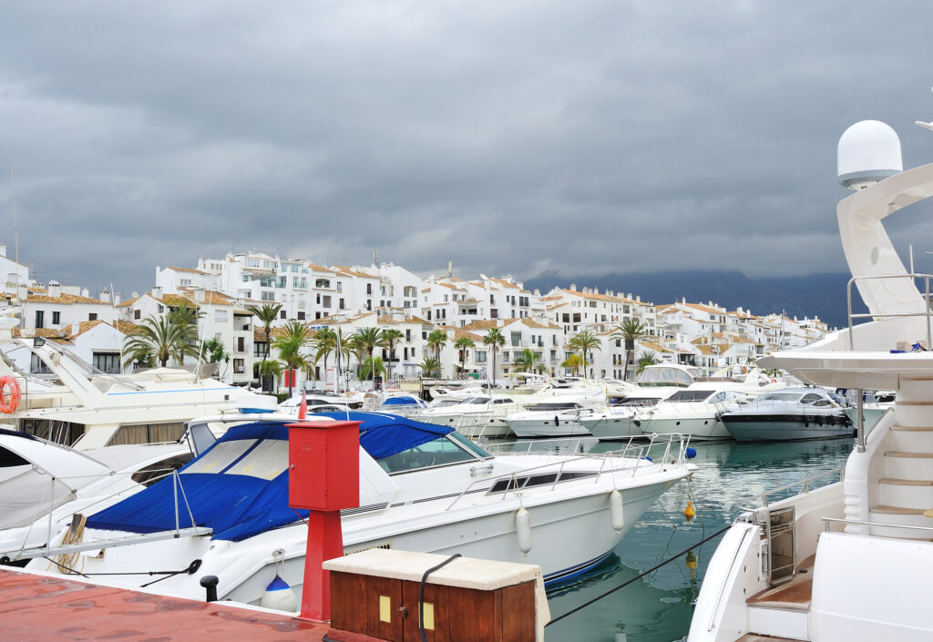 Românii din El Dorado spaniol: milionari și români în Marbella