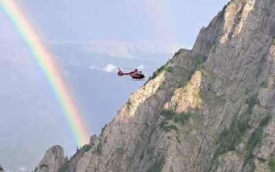 Turiști germani salvați spectaculos de DSU de pe peretele masiv din România