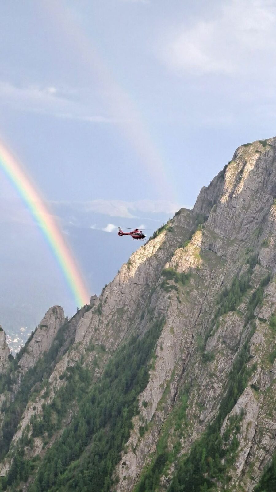 Turiști germani salvați spectaculos de DSU de pe peretele masiv din România