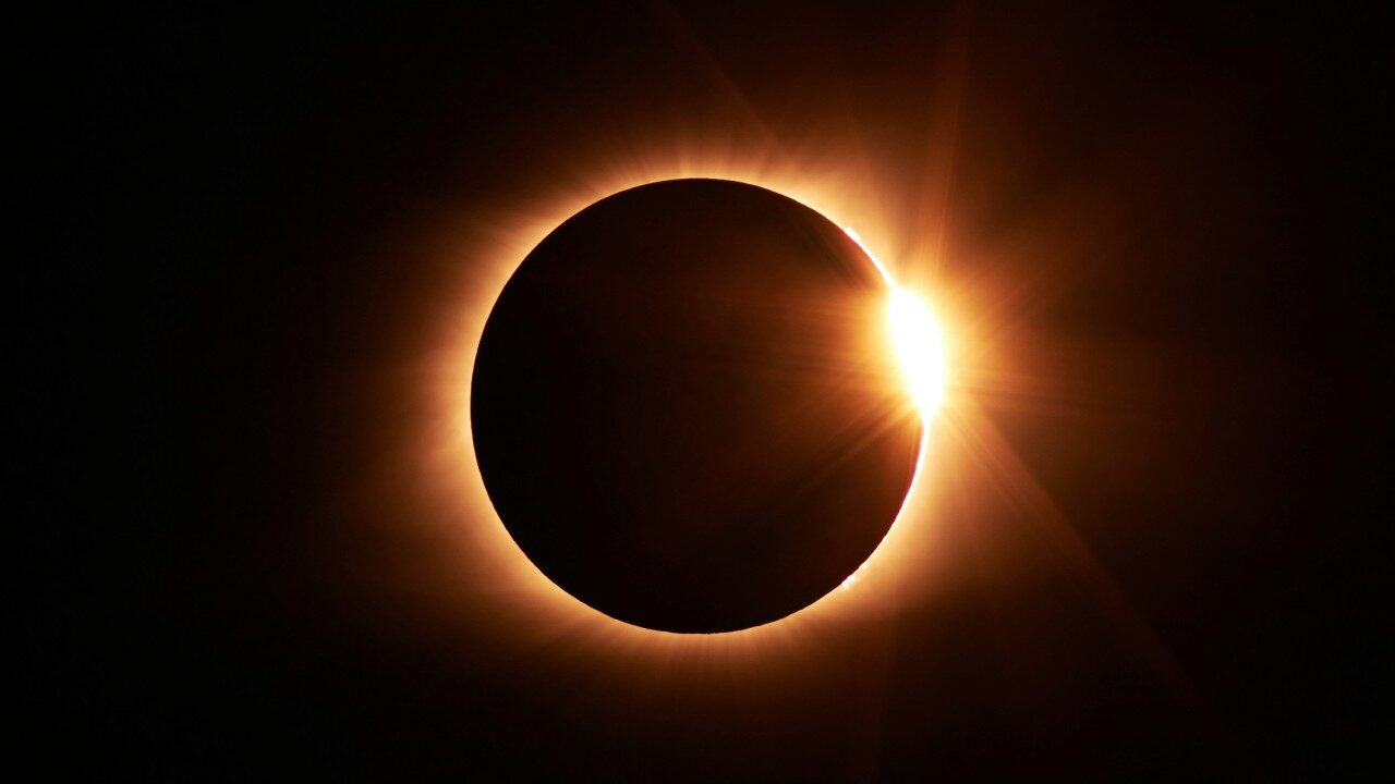 Eclipsa 2026: Cum vezi, fără risc, spectacolul ceresc