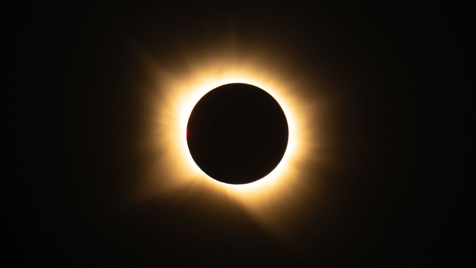 Eclipsa de Soare pe Cerul Europei: Imagini Uimitoare