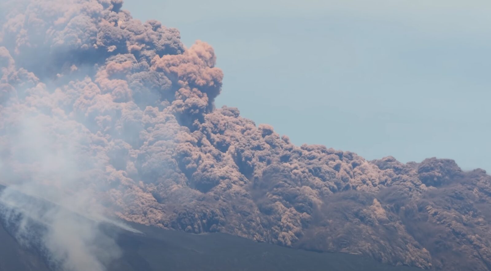 Etna blochează Catania: mii de turiști blocați în Sicilia