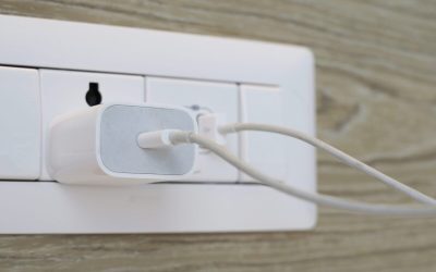 Nu lăsa încărcătorul în priză: consumă curent și strică-l