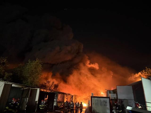 Incendiu uriaș în București: Fum dens, RO-Alert emis