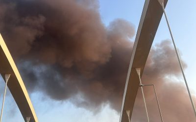 Lumina sub fum și foc: Evacuați zona, pericolul persistă