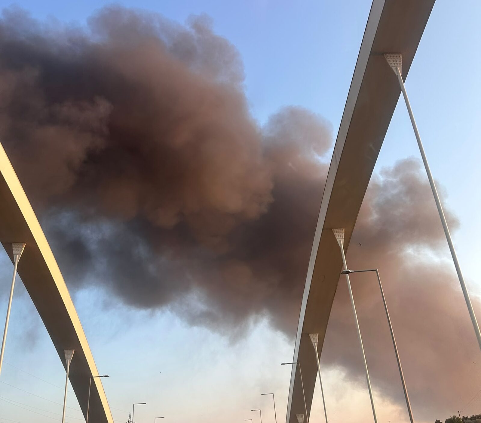 Lumina sub fum și foc: Evacuați zona, pericolul persistă