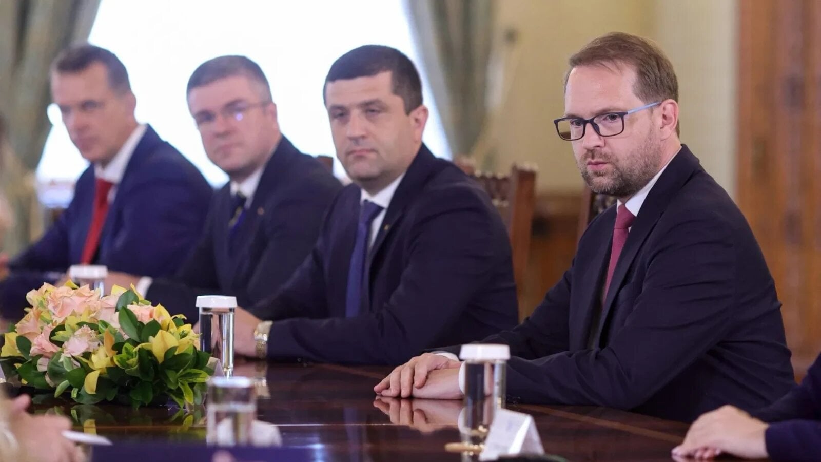 Grindeanu anunță majoritate, Cioloș vrea guvern minoritar PNL-USR