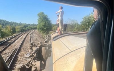 Tren de periferie deraiat în Anglia: 20 răniți, 2 grav. Cauze necunoscute