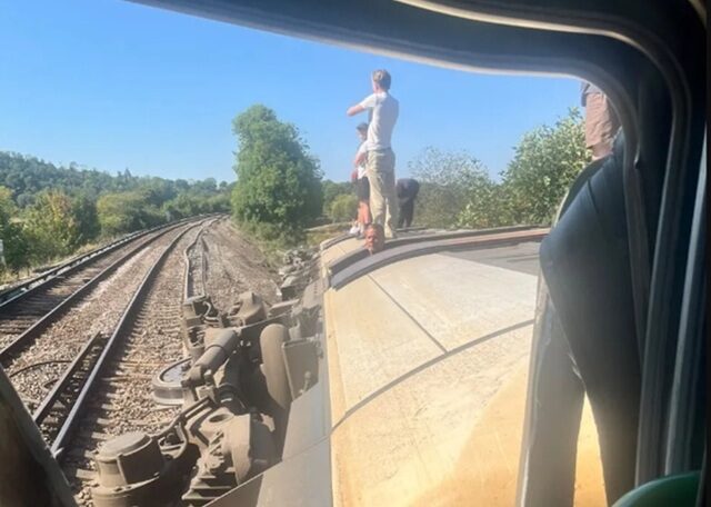 Tren de periferie deraiat în Anglia: 20 răniți, 2 grav. Cauze necunoscute