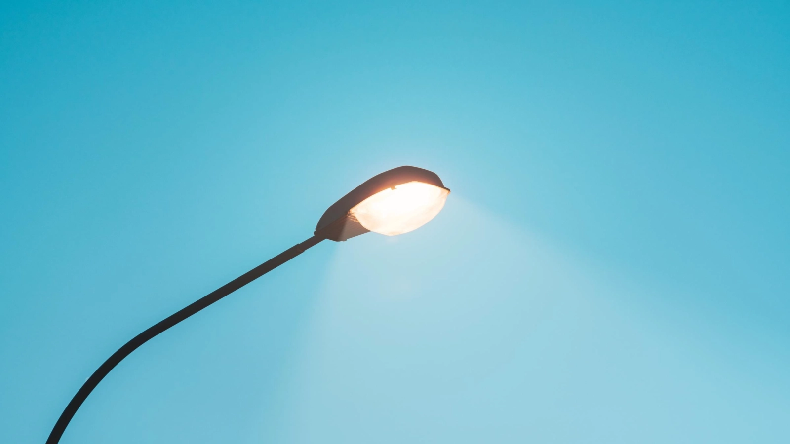 Constanța: Tânăr electrocutat pe stradă, după ce a atins un stâlp