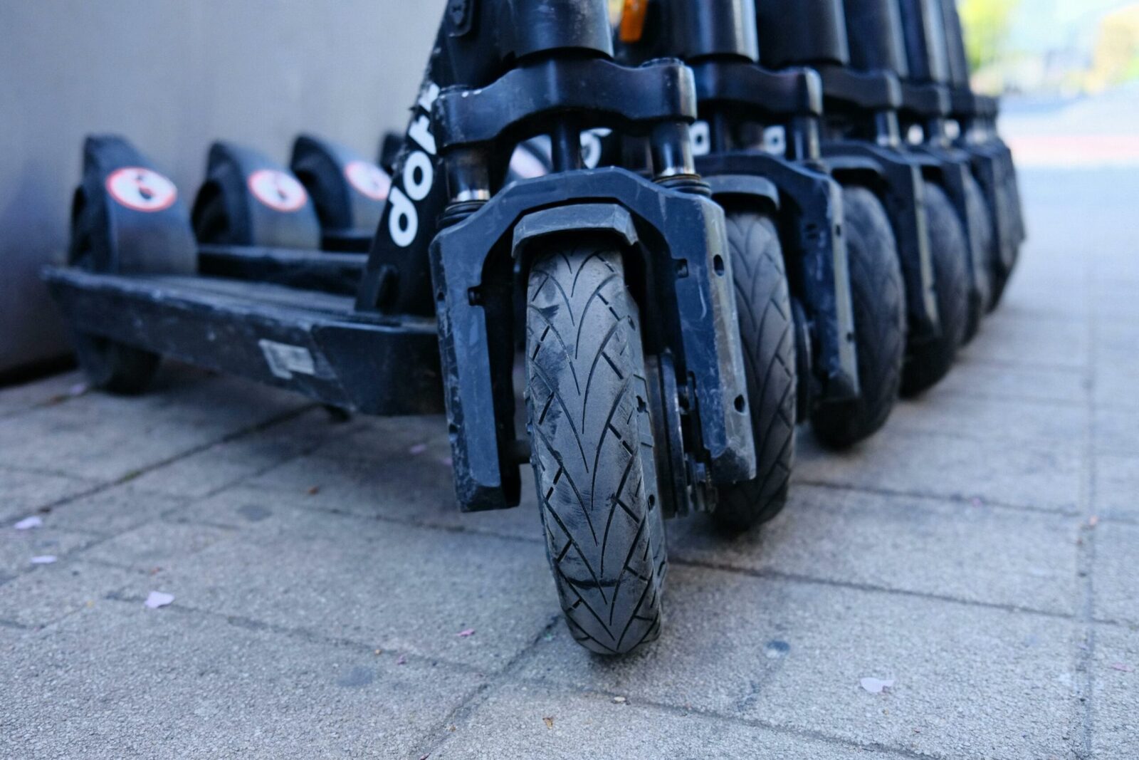Trotinete electrice: risc triplu de traumatisme craniene față de motocicliști