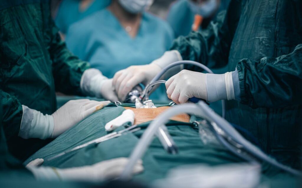 Colecistectomie: operația ce l-a adus pe [Nume Cântăreț] pe masa de operație